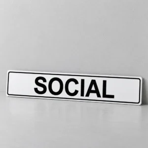 Social — placa PVC em perspectiva, sem furos