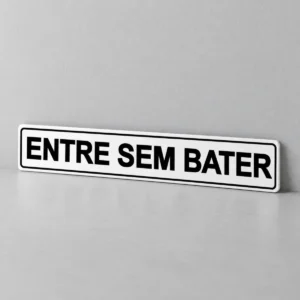 Entre sem Bater — placa PVC em perspectiva, sem furos