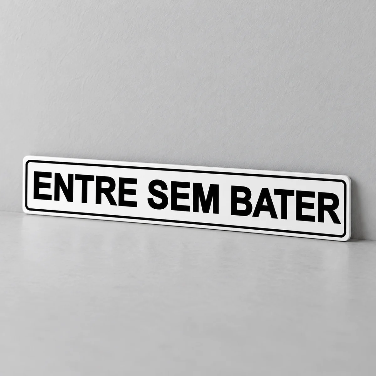 Entre sem Bater — placa PVC em perspectiva, sem furos