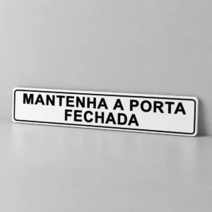 Mantenha a Porta Fechada — placa PVC em perspectiva, sem furos