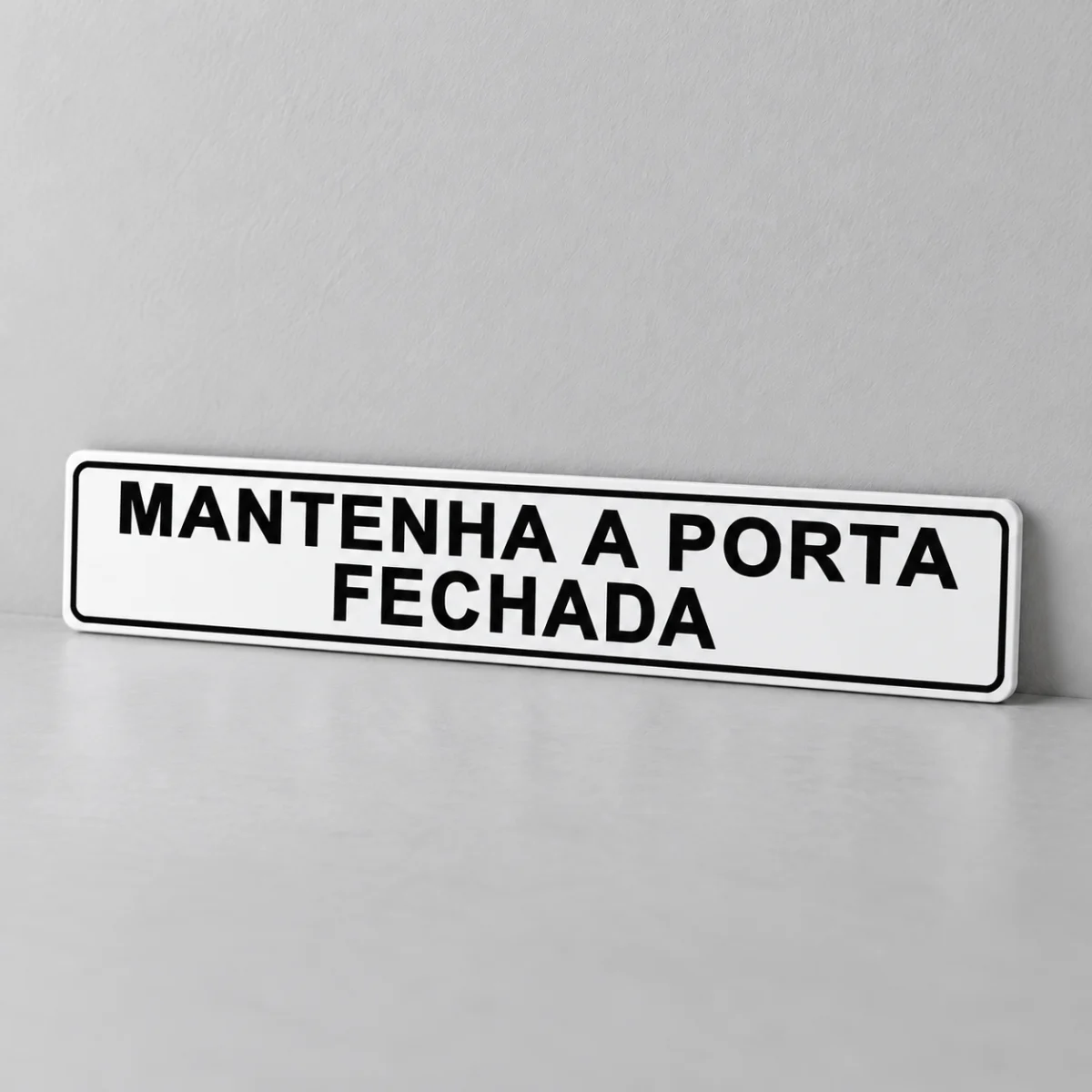 Mantenha a Porta Fechada — placa PVC em perspectiva, sem furos