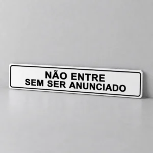 Não Entre sem Ser Anunciado — placa PVC em perspectiva, sem furos