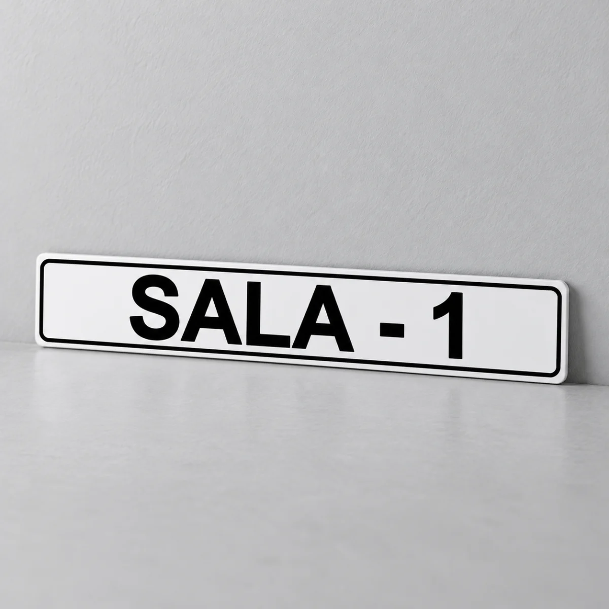 Sala 1 — placa PVC em perspectiva, sem furos