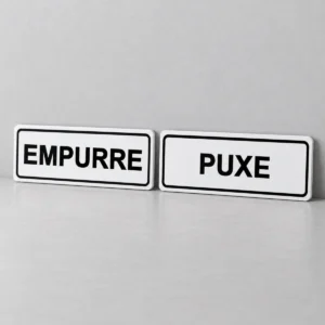 Kit Empurre e Puxe - 2 peças — placa PVC em perspectiva, sem furos