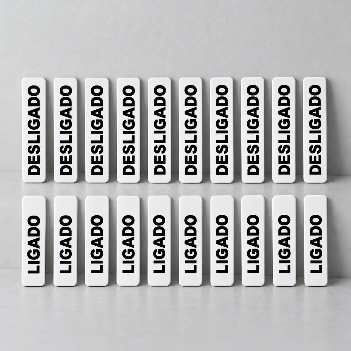 Kit Ligado e Desligado - 20 peças — placa PVC em perspectiva, sem furos