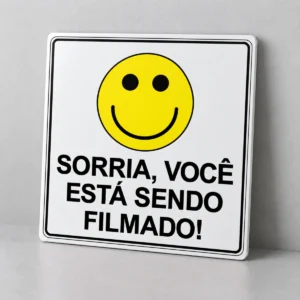 Sorria, Você Está Sendo Filmado — placa PVC em perspectiva, sem furos