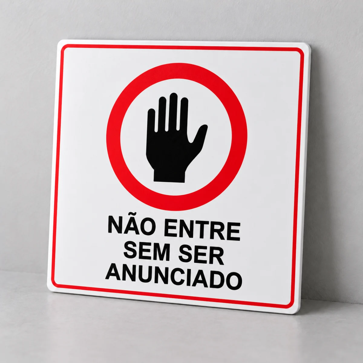 Não Entre sem Ser Anunciado — placa PVC em perspectiva, sem furos