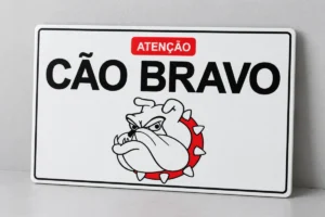 Atenção - Cão Bravo — placa PVC em perspectiva, sem furos