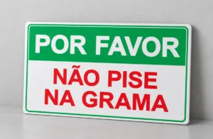 Por Favor Não Pise na Grama — placa PVC em perspectiva, sem furos