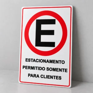 Estacionamento Somente para Clientes — placa PVC em perspectiva, sem furos