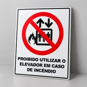 Proibido Utilizar o Elevador em Caso de Incêndio — placa PVC em perspectiva, sem furos